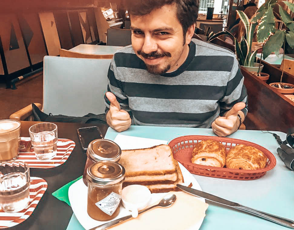 Brüksel'de gezilecek yerler - Chicago Cafe - sabah kahvaltısı yaparken