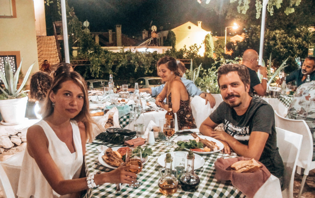 Kaş gezilecek yerler - Bahçe Balık Restaurant muhteşem bir akşam yemeği yerken