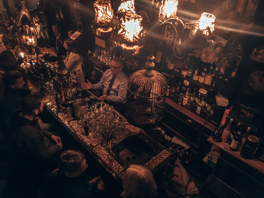 Amsterdam'da Gezilecek Yerler & Amsterdam Rehberi - Cafe de docter bara yukardan bakış