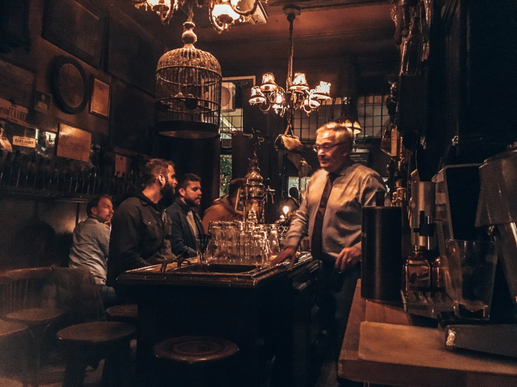 amsterdam hollanda cafe de dokter nerede