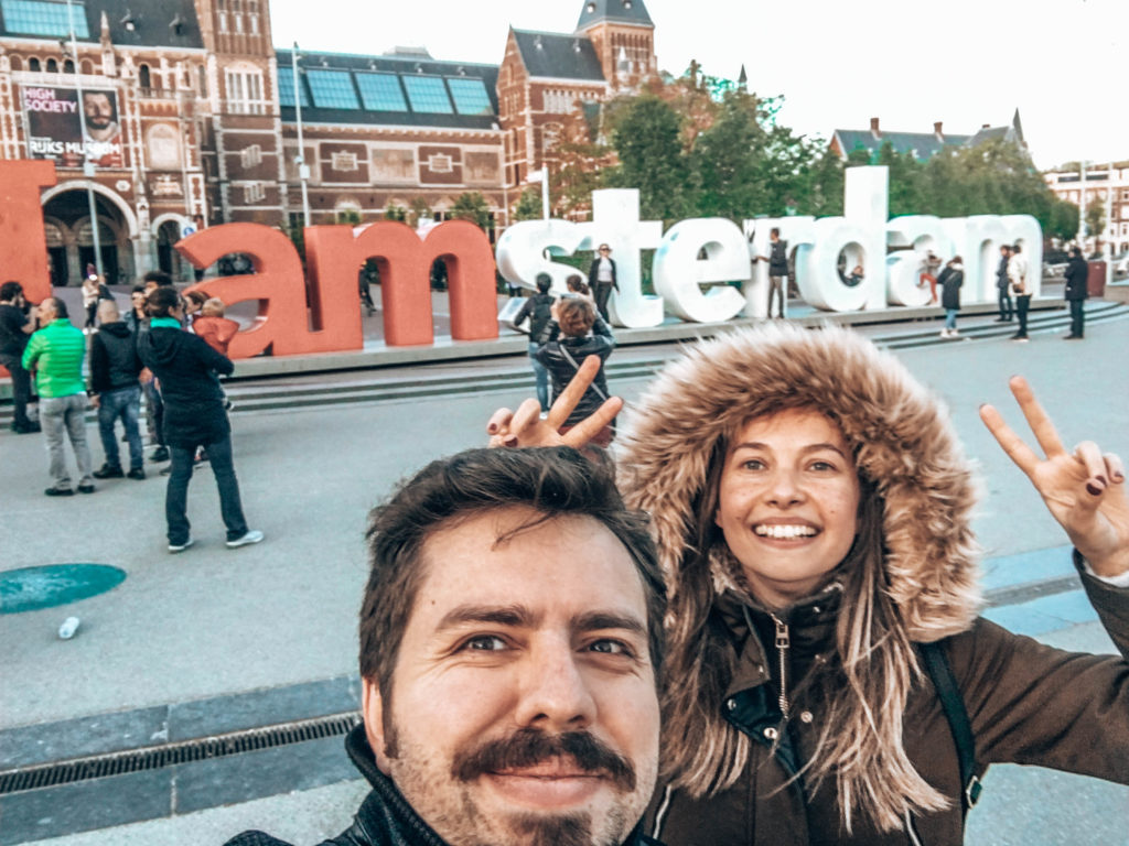 Amsterdam'da Gezilecek Yerler - I amsterdam yazısının önünde poz verdik.