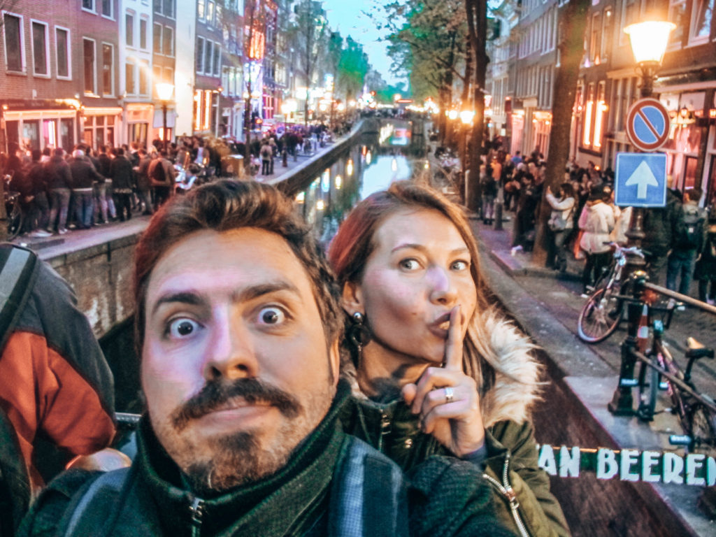 Amsterdam'da Gezilecek Yerler & Amsterdam Rehberi - Red Light District 'te sus işareti yaparken