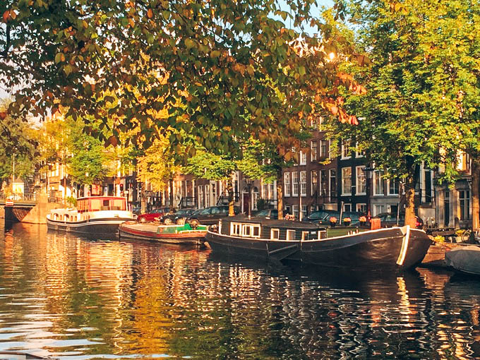 Amsterdam'da Gezilecek Yerler - House Boat bot evlerde de konaklayabilirsin.